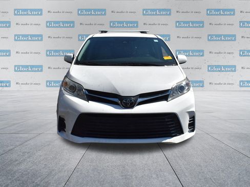 Used 2018 Toyota Sienna LE image 2