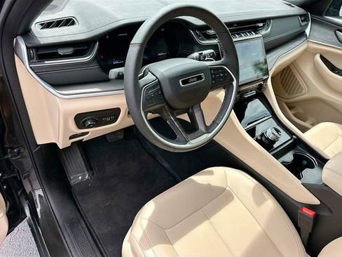 Used 2024 Jeep Grand Cherokee L Limited image 9