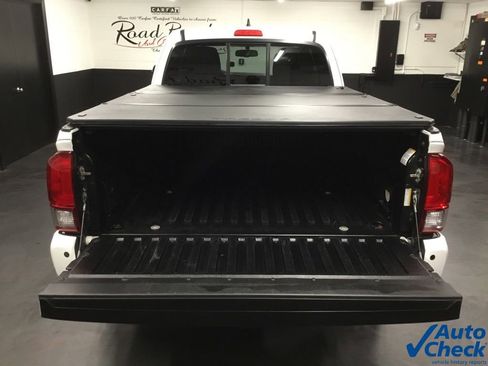 Used 2016 Toyota Tacoma TRD Off-Road w/ Premium & Technology Package image 12