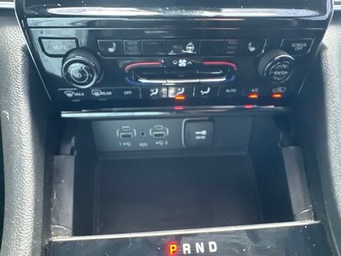 Used 2024 Jeep Grand Cherokee L Altitude RWD image 23