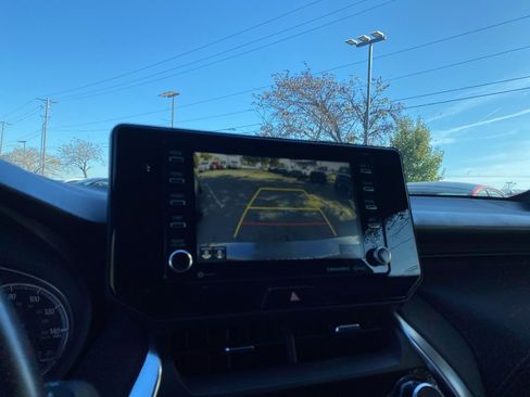 Used 2022 Toyota Venza XLE image 18