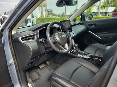 Used 2023 Toyota Corolla Cross XLE w/ Convenience Package FWD image 9