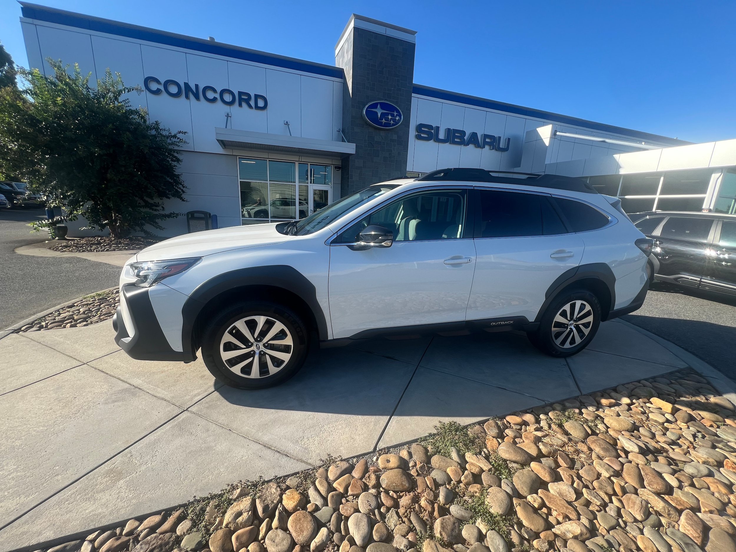 Certified 2023 Subaru Outback Premium AWD/4WD image 1