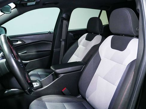 Used 2025 Chevrolet Trax RS w/ Sunroof Package FWD image 13