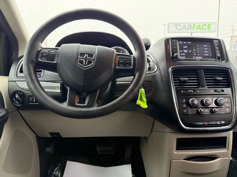 Used 2018 Dodge Grand Caravan SE w/ UConnect Hands-Free Group image 29