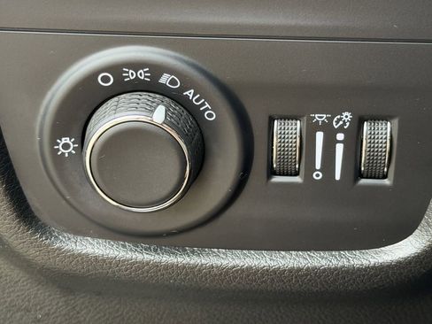 Used 2025 Jeep Grand Cherokee Altitude AWD/4WD image 25