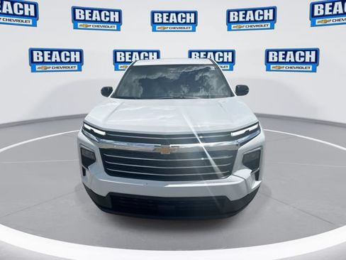 Used 2025 Chevrolet Traverse LT FWD image 3