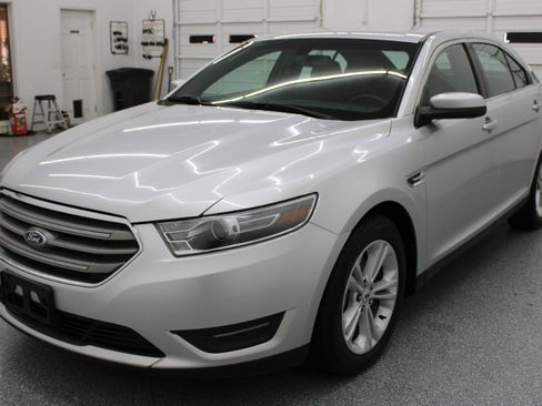 Used 2018 Ford Taurus SEL FWD image 3