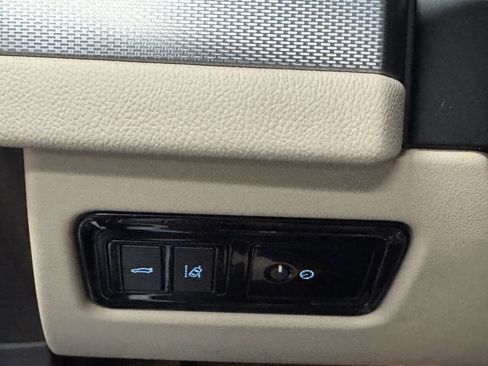 Used 2020 Jaguar XF Premium image 30