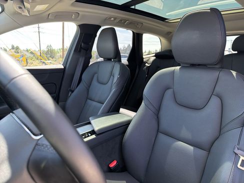 Used 2025 Volvo XC60 B5 Plus AWD/4WD image 19