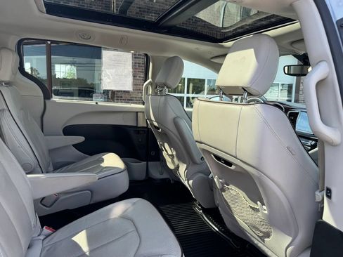 Used 2020 Chrysler Pacifica Limited FWD image 48