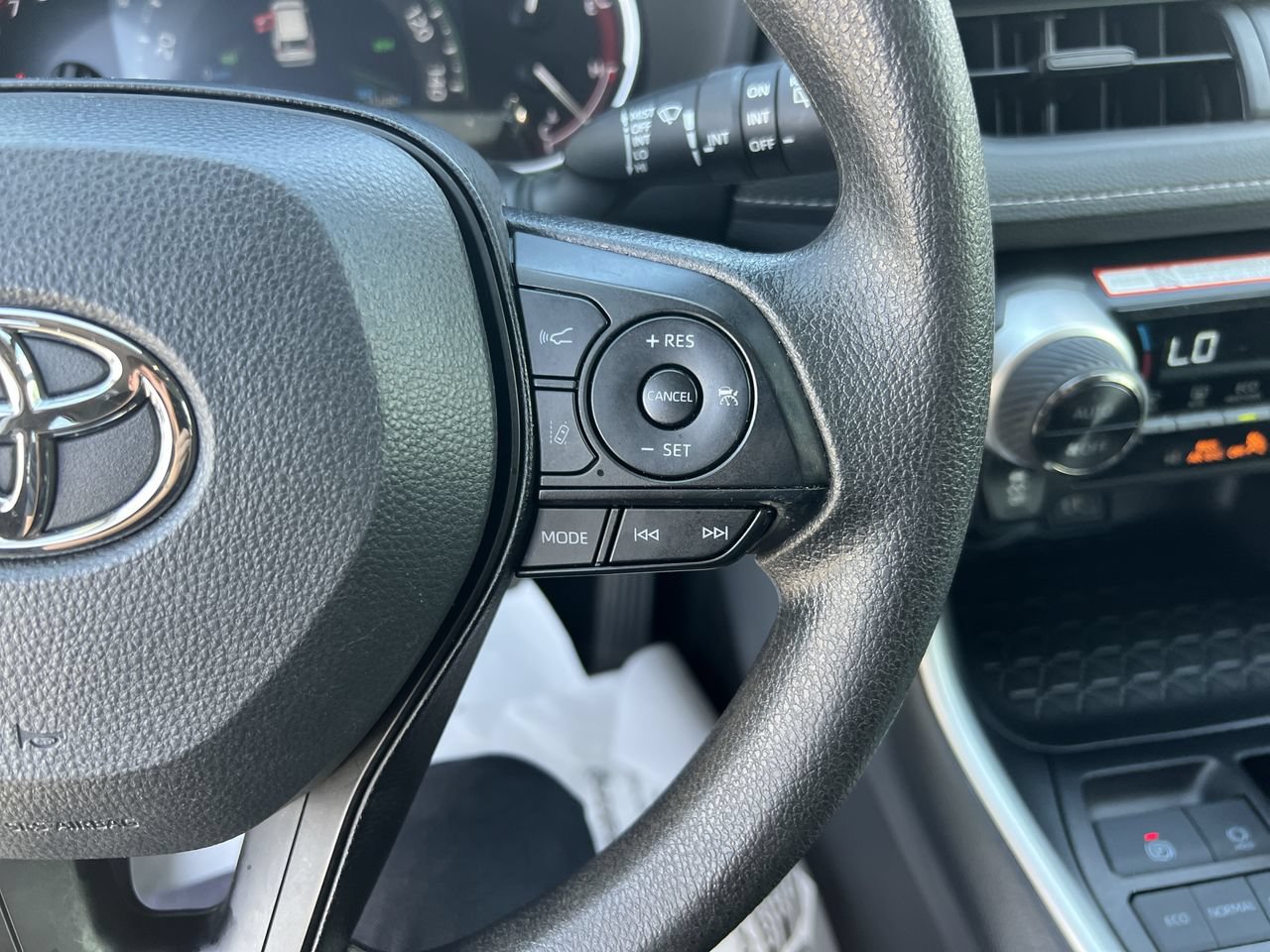 Used 2025 Toyota RAV4 XLE FWD image 20