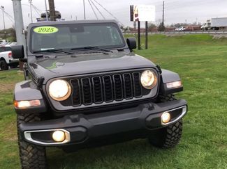Used 2025 Jeep Gladiator Sport AWD/4WD video 3
