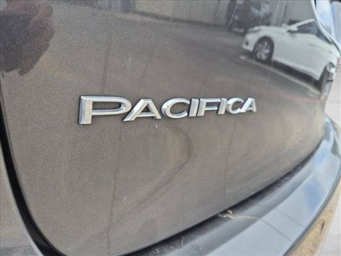 Used 2017 Chrysler Pacifica Touring Plus w/ Tire & Wheel Group FWD image 13