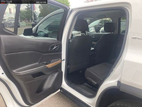 Used 2022 GMC Acadia SLE FWD image 8