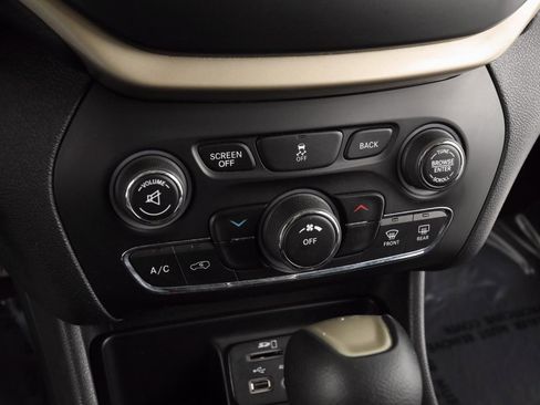 Used 2015 Jeep Cherokee Latitude image 19