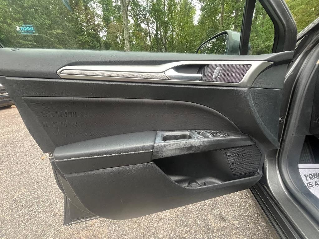 Used 2018 Ford Fusion SE FWD image 12