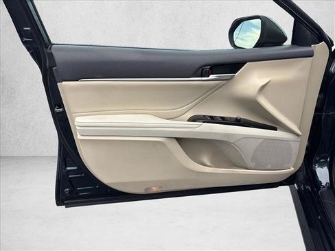 Used 2018 Toyota Camry XLE FWD image 11