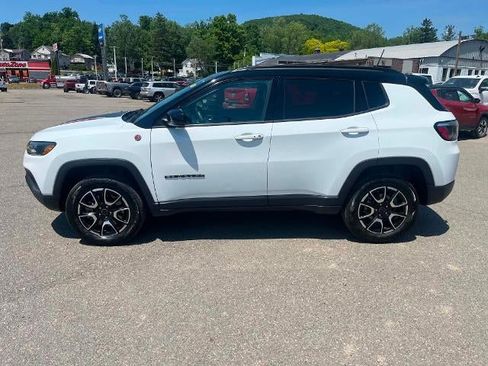 Used 2025 Jeep Compass Trailhawk AWD/4WD image 7