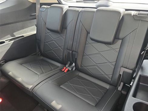 Used 2025 Volkswagen Atlas SE image 12