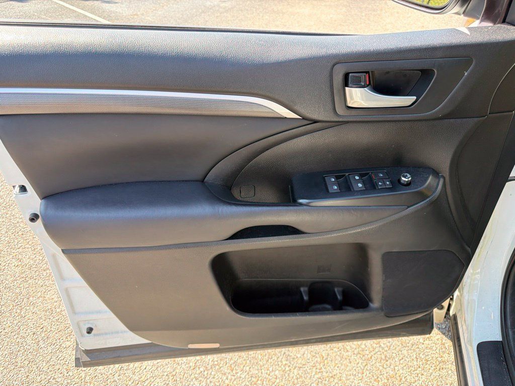 Used 2017 Toyota Highlander SE FWD image 19