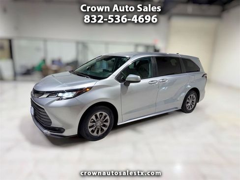 Used 2023 Toyota Sienna LE FWD image 1