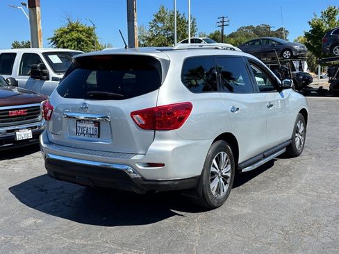 Used 2017 Nissan Pathfinder S image 2