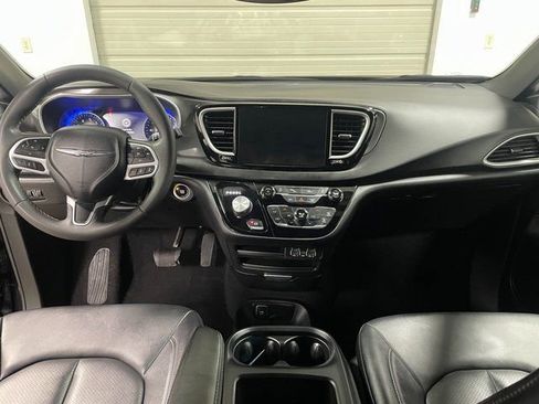 Used 2025 Chrysler Pacifica Select FWD image 12