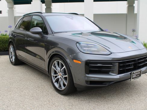 Certified 2025 Porsche Cayenne AWD/4WD image 9