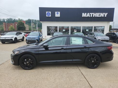 New 2025 Volkswagen Jetta SE image 2