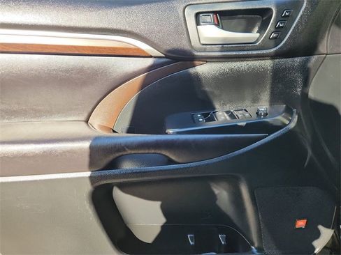 Used 2016 Toyota Highlander Limited image 22