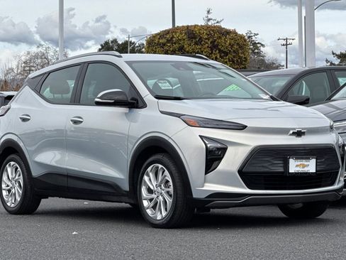 Used 2023 Chevrolet Bolt EUV LT w/ Comfort Package image 2