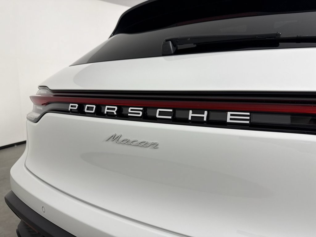 Certified 2025 Porsche Macan AWD/4WD image 19