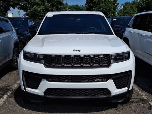 New 2026 Jeep Grand Cherokee Altitude AWD/4WD image 2