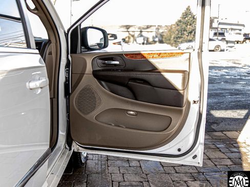 Used 2015 Chrysler Town & Country Touring image 37