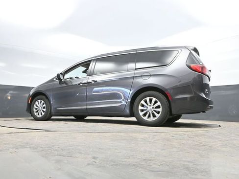 Used 2018 Chrysler Pacifica Touring-L image 48