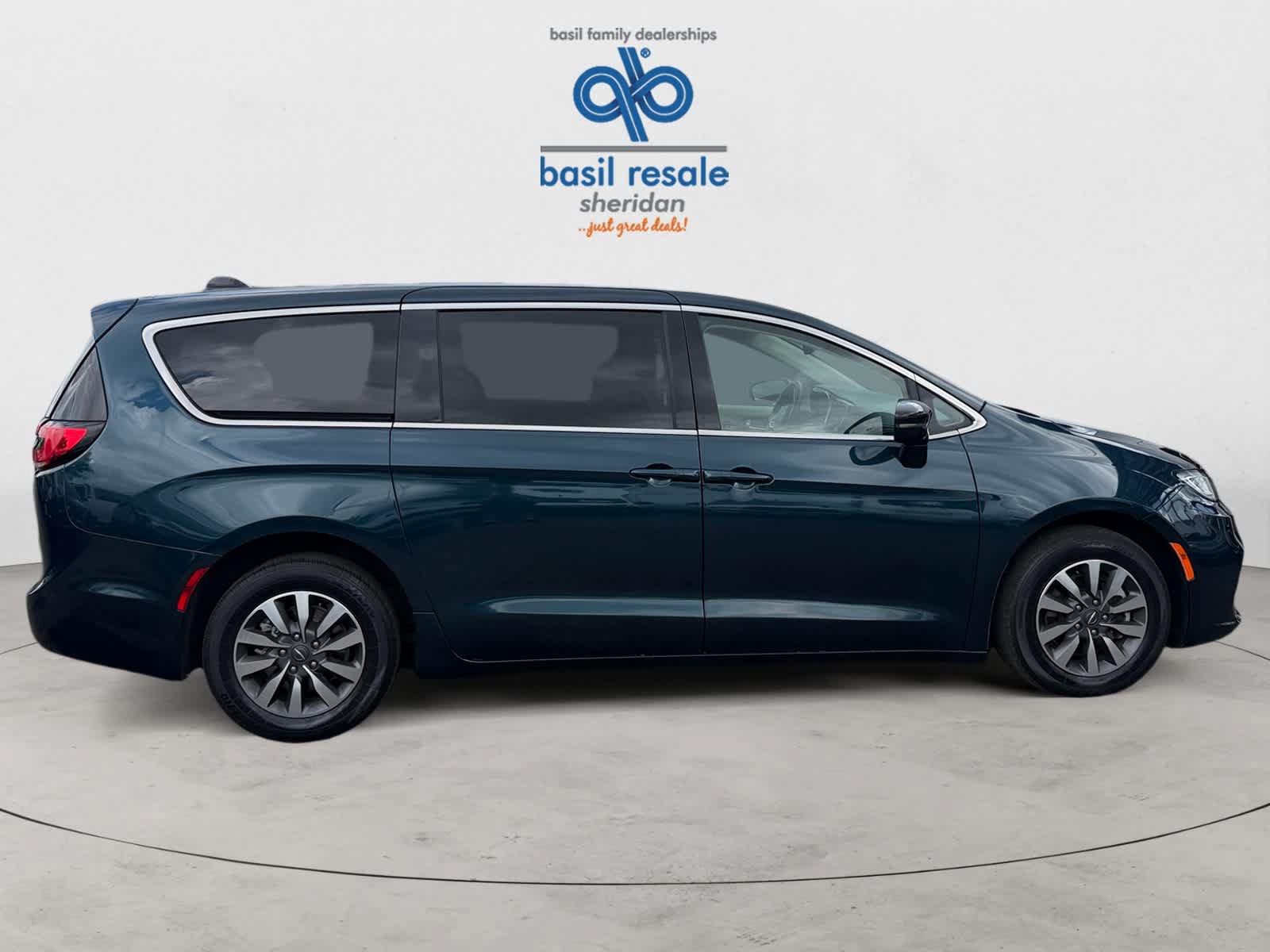 Used 2024 Chrysler Pacifica Limited FWD image 9
