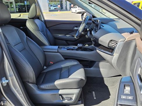 Used 2023 Nissan Rogue SL w/ SL Premium Package image 16