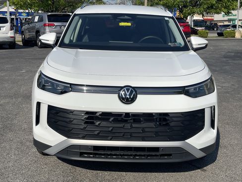 Used 2025 Volkswagen Tiguan SE image 3