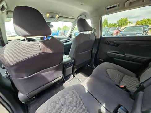 Used 2024 Toyota Highlander LE image 11