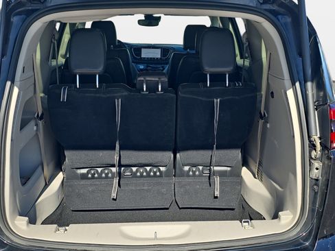 Used 2024 Chrysler Pacifica Touring-L image 12