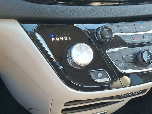 Certified 2024 Chrysler Pacifica Touring-L image 15