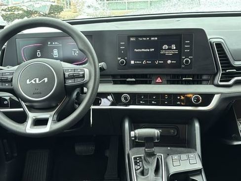 Used 2024 Kia Sportage LX image 8