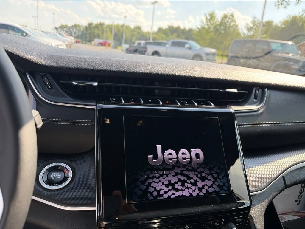 Certified 2025 Jeep Grand Cherokee Altitude AWD/4WD image 35
