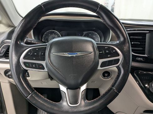 Used 2018 Chrysler Pacifica Touring-L FWD image 13