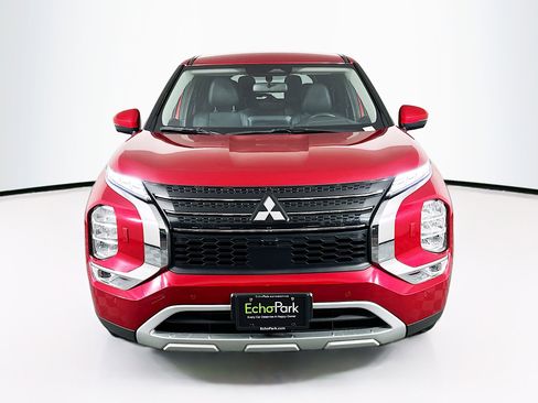 Used 2024 Mitsubishi Outlander SE image 2