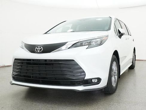 New 2026 Toyota Sienna XLE image 18