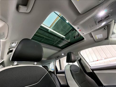 Used 2025 Volkswagen Taos SE w/ Panoramic Sunroof Package image 24