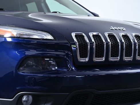 Used 2016 Jeep Cherokee Latitude w/ Cold Weather Group AWD/4WD image 5