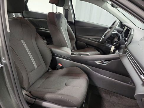 Used 2025 Hyundai Elantra SE image 24